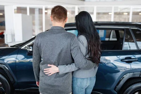 Couple Choosing New Car Showroom Back View Male Female Customers — Stock Photo, Image