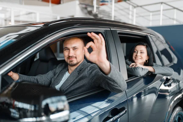 Partidas Casal Feliz Showroom Carro Novo Clientes Masculinos Femininos Escolhendo — Fotografia de Stock