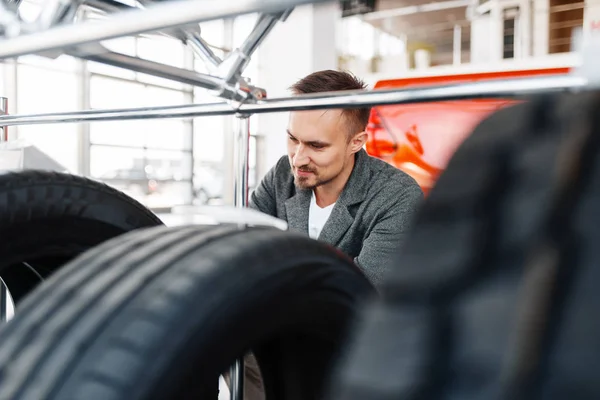 Uomo Che Sceglie Pneumatici Auto Nuove Nello Showroom Maschio Cliente — Foto Stock