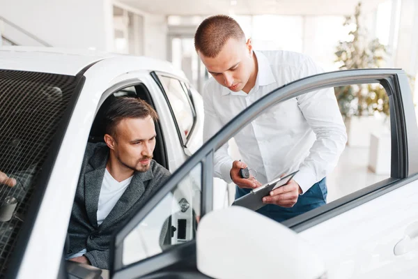 Gerente Mostra Preço Comprador Carro Novo Showroom Cliente Masculino Escolhendo — Fotografia de Stock