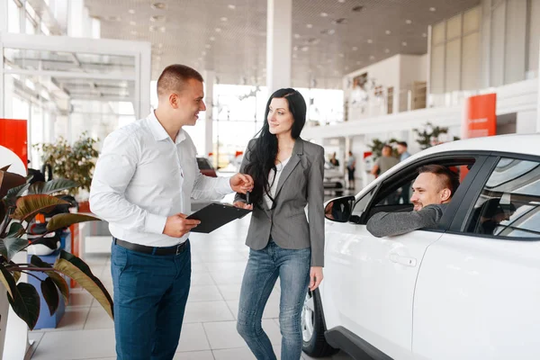 Manager Happy Couple New Car Showroom Male Female Customers Looks — Stock Photo, Image