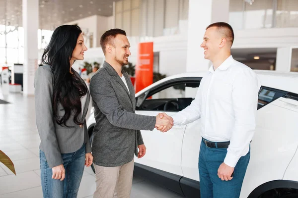 Manager Gives Couple New Car Showroom Male Female Customers Looks — Stock Photo, Image
