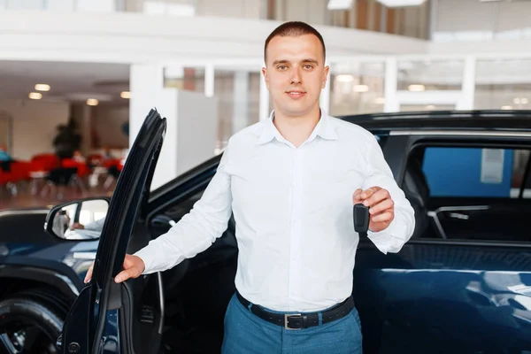 Manager Gives Key New Car Showroom Male Customer Buying Vehicle — Stock Photo, Image