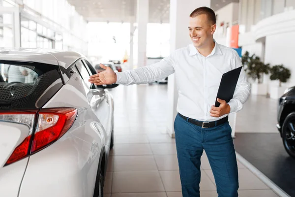 Salesman Pokazuje Nowy Samochód Showroom Mężczyzna Nabywcy Zakupu Pojazdu Dealerskim — Zdjęcie stockowe