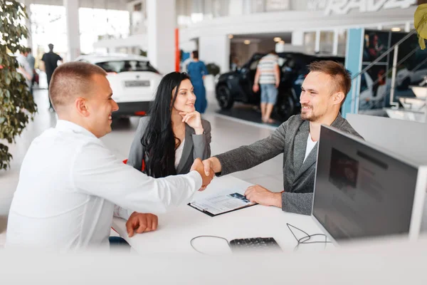 Manager Couple Make Out Sale New Car Showroom Male Female — Stock Photo, Image