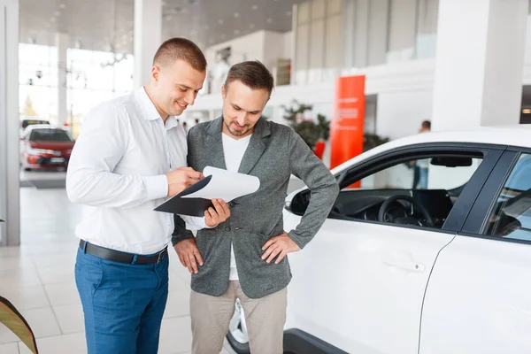 Vendedor Comprador Fazem Compra Carro Novo Showroom Cliente Masculino Comprando — Fotografia de Stock