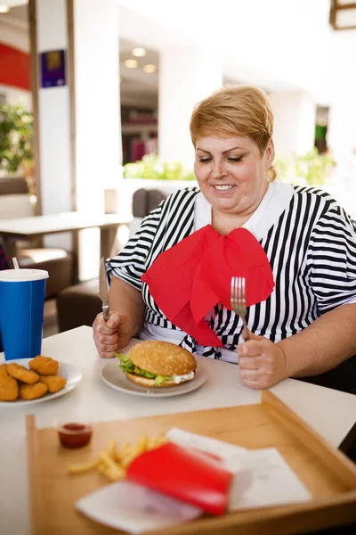 Gruba Kobieta Przygotowuje Się Zjada Fastfood Centrum Handlowym Żywności Sądu — Zdjęcie stockowe