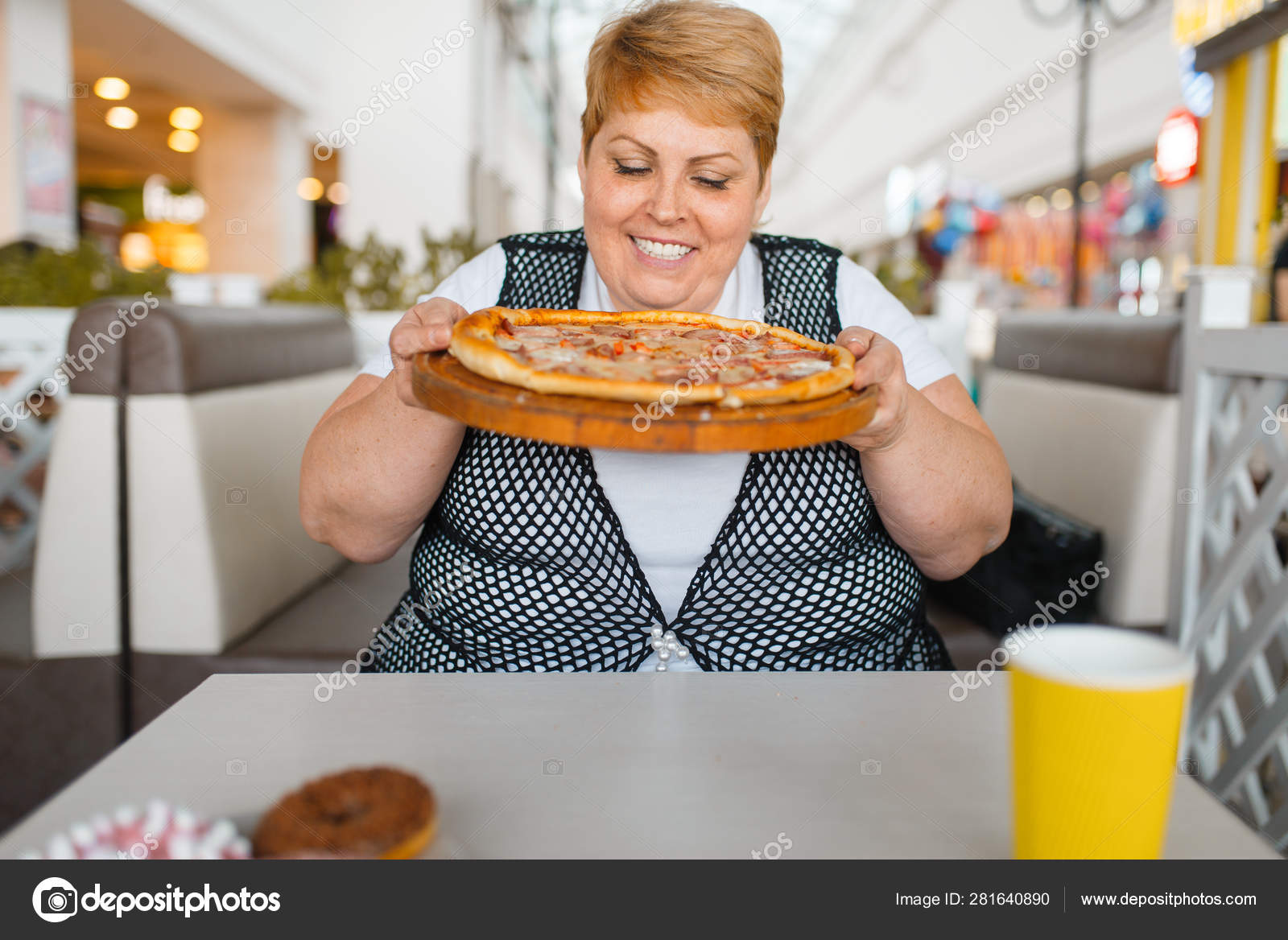 maddy_b passe Générale (1) Depositphotos_281640890-stock-photo-fat-woman-eating-pizza-fastfood