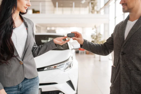 Pár Koupí Nové Auto Showroom Muž Dává Klíč Ženě Zákazníci — Stock fotografie