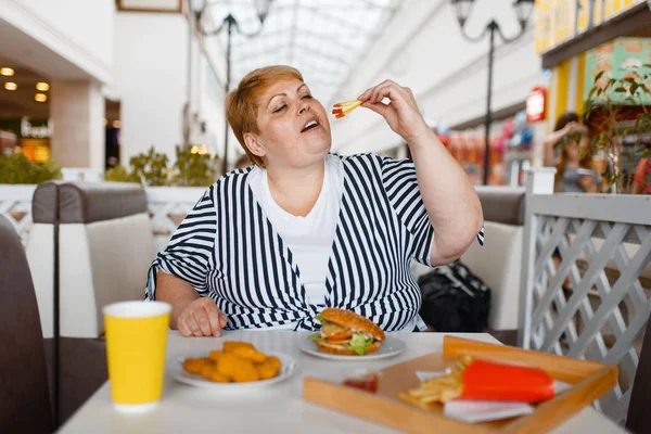 Fat Kobieta Jedzenia Burger Centrum Handlowym Żywności Sądu Nadwagą Kobieta — Zdjęcie stockowe