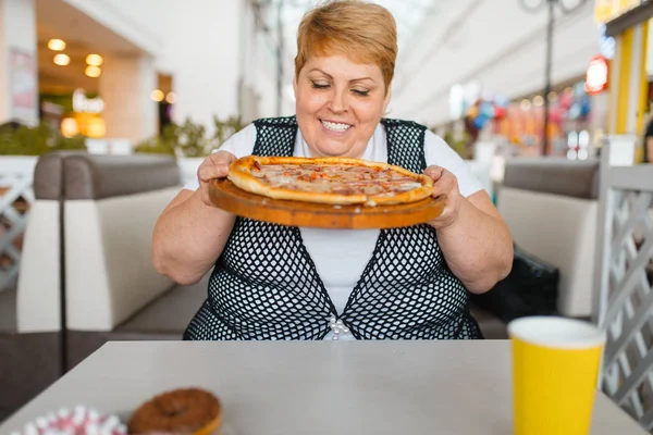 ファーストフードレストランでピザを食べる太った女性 不健康な食べ物 ジャンクディナー 肥満の問題でテーブルで太りすぎの女性 — ストック写真