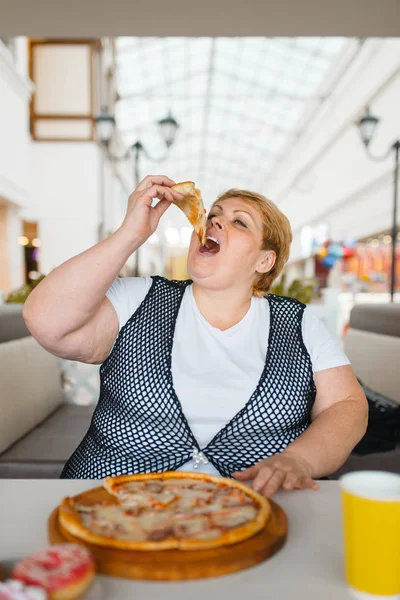 Fet Kvinna Som Äter Pizza Gallerian Restaurang Ohälsosam Mat Överviktig — Stockfoto