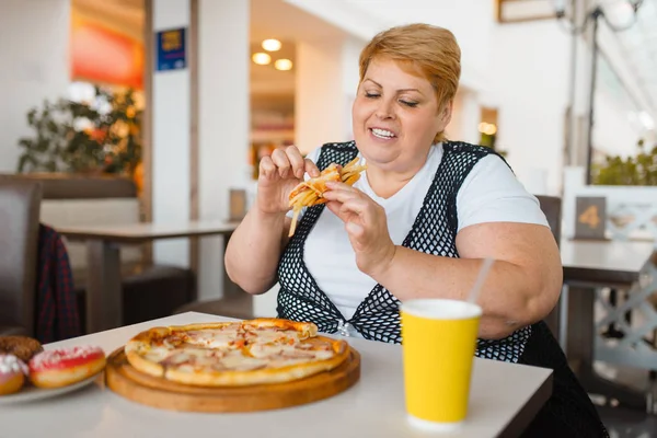 Vette Vrouw Eten Pizza Fastfoodrestaurant Ongezond Eten Overgewicht Vrouwelijke Persoon — Stockfoto