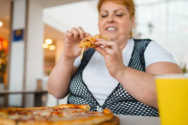 Mujer Gorda Comiendo Pizza Con Papas Fritas Restaurante Del Centro —  Fotos de Stock