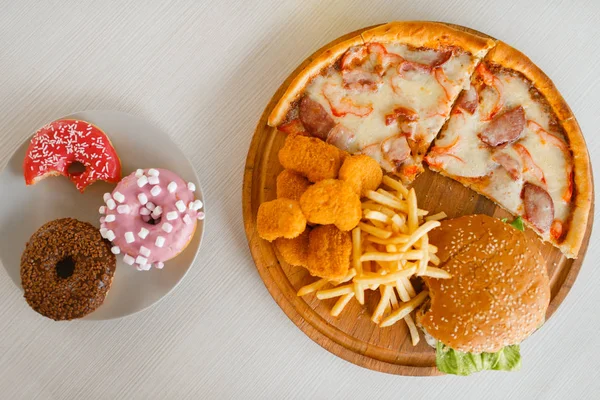 Kalorienreiches Essen Auf Dem Tisch Draufsicht Niemand Pizza Und Burger — Stockfoto
