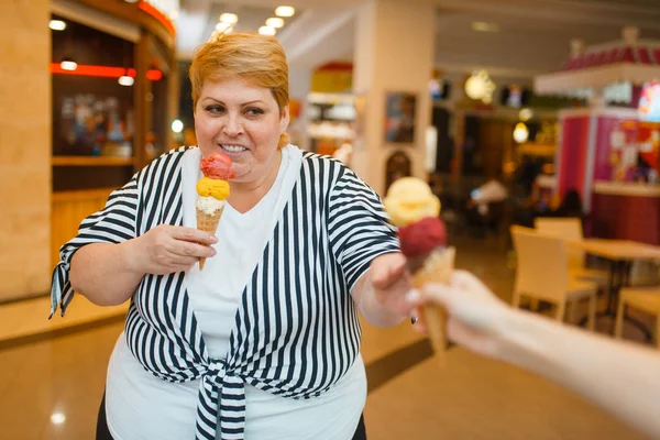 ファーストフードモールのレストランで2つのアイスクリームを買う太った女性 アイスクリーム 肥満の問題を持つ太りすぎの女性 — ストック写真