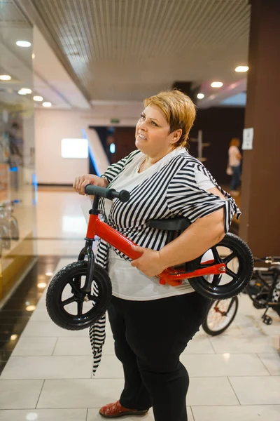 Жирна Жінка Тримає Маленький Велосипед Торговому Центрі Надмірна Вага Жінки — стокове фото