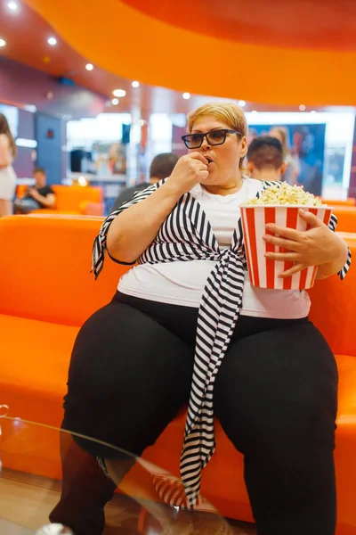 胖女人拿着爆米花在电影院 不健康的垃圾食品 商场超重女性 肥胖问题 — 图库照片