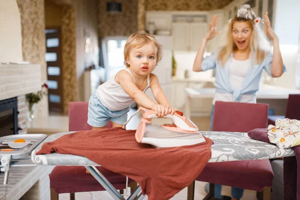 Bebé Plancha Ropa Cocina Ama Casa Horrorizada Chico Haciendo Tareas — Foto de Stock