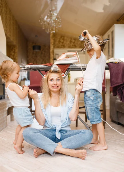 Jovem Dona Casa Com Filhos Brincalhões Cozinha Mulher Com Filho — Fotografia de Stock