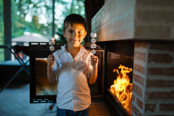 Little Boy Smażenia Kiełbasy Kij Kominku Domu Dziecko Gotowanie Grillowane — Zdjęcie stockowe