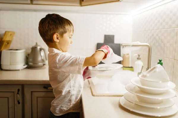 Mały Chłopiec Rękawiczkach Zmywanie Potraw Kuchni Dziecko Robi Prace Domowe — Zdjęcie stockowe
