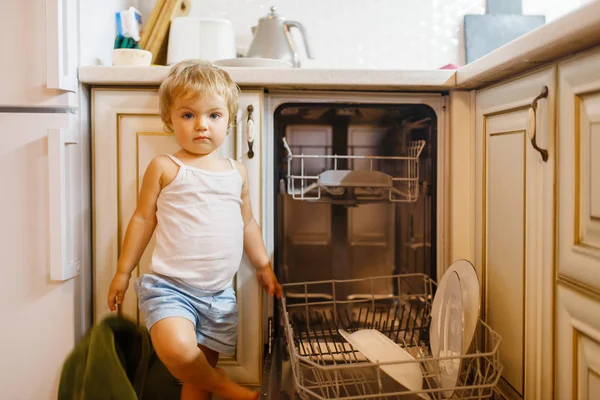 Uma Menina Lavar Pratos Cozinha Bebê Fazendo Tarefas Domésticas Casa — Fotografia de Stock