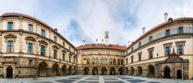 Antik taş kale avlusu, Avrupa. Ortaçağ Avrupa mimarisi, seyahat ve turizm için ünlü yerler