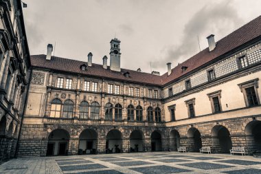 Antik taş kale avlusu, Avrupa. Ortaçağ Avrupa mimarisi, seyahat ve turizm için ünlü yerler