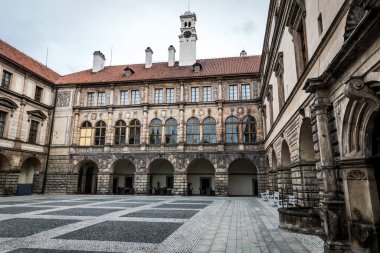 Antik taş kale avlusu, Avrupa. Ortaçağ Avrupa mimarisi, seyahat ve turizm için ünlü yerler