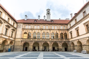 Antik taş kale avlusu, Avrupa. Ortaçağ Avrupa mimarisi, seyahat için ünlü yerler