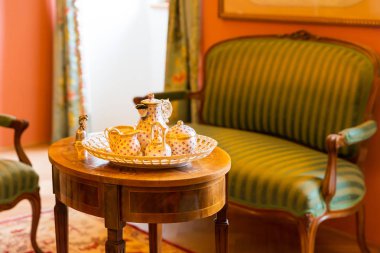 Müzede antik sofra takımı, Avrupa, hiç kimse. Eski Avrupa mimarisi ve tarzı, seyahat ve turizm için ünlü yerler