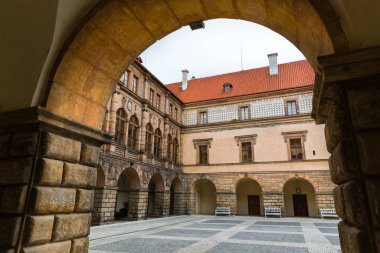 Antik taş kale avlusu, hiç kimse, Avrupa müzesi. Ortaçağ Avrupa mimarisi, seyahat ve turizm için ünlü yerler