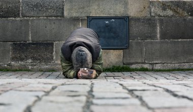 Sadaka için yalvaran dilenci, Avrupa şehri. Yaz turizmi ve seyahatleri, ünlü Avrupa simgeleri, popüler yerler ve sokaklar