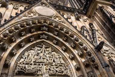 Katedral kilise cephe closeup görünümü, Prag, Çek Cumhuriyeti. Avrupa kenti, seyahat ve turizm için ünlü bir yer