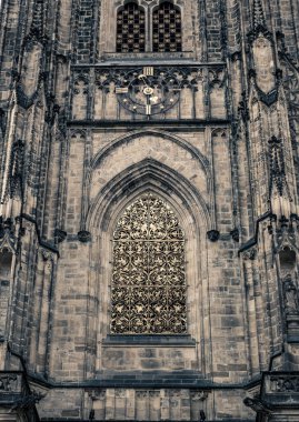 Mavi pencereli eski bina cephesi, eski Avrupa kenti. Yaz turizmi ve seyahatleri, ünlü Avrupa simgeleri, popüler yerler ve sokaklar