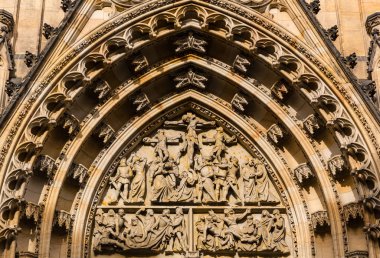 Katedral kilise cephe closeup görünümü, Prag, Çek Cumhuriyeti. Avrupa kenti, seyahat ve turizm için ünlü bir yer