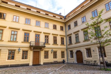 Antik bina cephesi ve bahçesi, eski Avrupa kenti. Yaz turizmi ve seyahatleri, ünlü Avrupa simgeleri, popüler yerler ve sokaklar