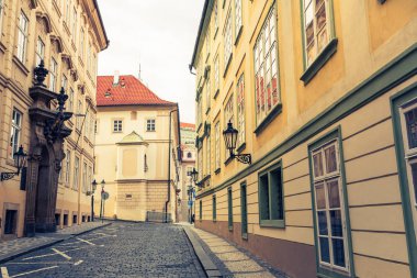 Eski Avrupa kasabasında ki rahat antik bir ara sokak, kimse. Yaz turizmi ve seyahatleri, ünlü Avrupa simgeleri, popüler yerler