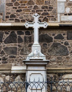 Taş haç, anıt eski Avrupa kasabası. Yaz turizmi ve seyahatleri, ünlü Avrupa simgeleri, popüler yerler ve sokaklar