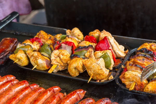 Fresh Meat Vegetables Skewers Metal Tray Dining Room Hotel Cuisine — Stock Photo, Image