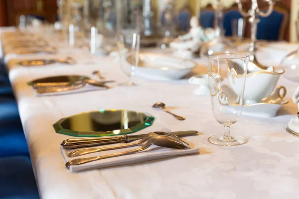 Τραπέζι Φαγητού Πιάτα Μουσείο Ευρώπης Κανείς Παλαιά Ευρωπαϊκή Αρχιτεκτονική Και — Φωτογραφία Αρχείου