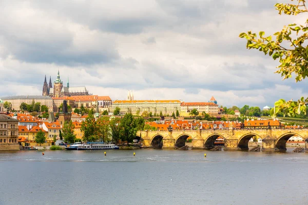 Vista Laterale Del Ponte Carlo Praga Repubblica Ceca Città Europea — Foto Stock