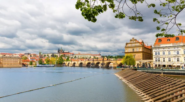 Vista Laterale Del Ponte Carlo Praga Repubblica Ceca Città Europea — Foto Stock