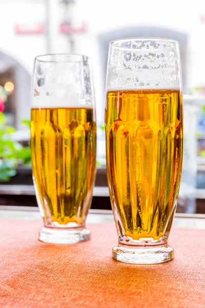 Δύο Ποτήρια Φρέσκια Μπύρα Στο Τραπέζι Στην Παμπ Μετρητής Ποτών — Φωτογραφία Αρχείου