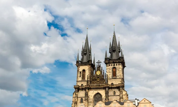 Oude Toren Bewolkte Hemel Achtergrond Europees Gebouw Zomer Toerisme Reizen — Stockfoto