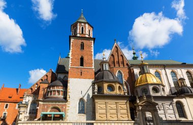 Wawel katedral kalesi, Krakow, Polonya. Antik mimari binaları ile Avrupa kenti, seyahat ve turizm için ünlü bir yer
