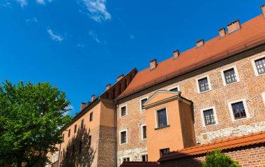 Güneşli bir günde Wawel kale binası, Krakow, Polonya. Antik mimariye sahip Avrupa kenti, seyahat ve turizm için ünlü bir yer