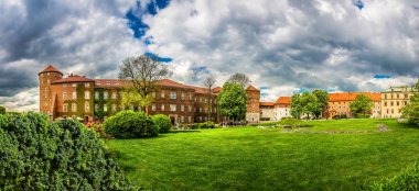 Wawel kale çim çim, panoramik görünümü, Krakow, Polonya. Antik mimari binaları ile Avrupa kenti, seyahat ve turizm için ünlü bir yer