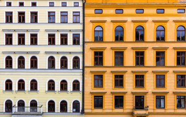 İki birleşik bina cephesi, eski Avrupa kasabası. Yaz turizmi ve seyahatleri, ünlü Avrupa simgeleri, popüler yerler ve sokaklar